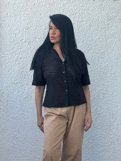 Camisa negra manga corta de @newsakswoman