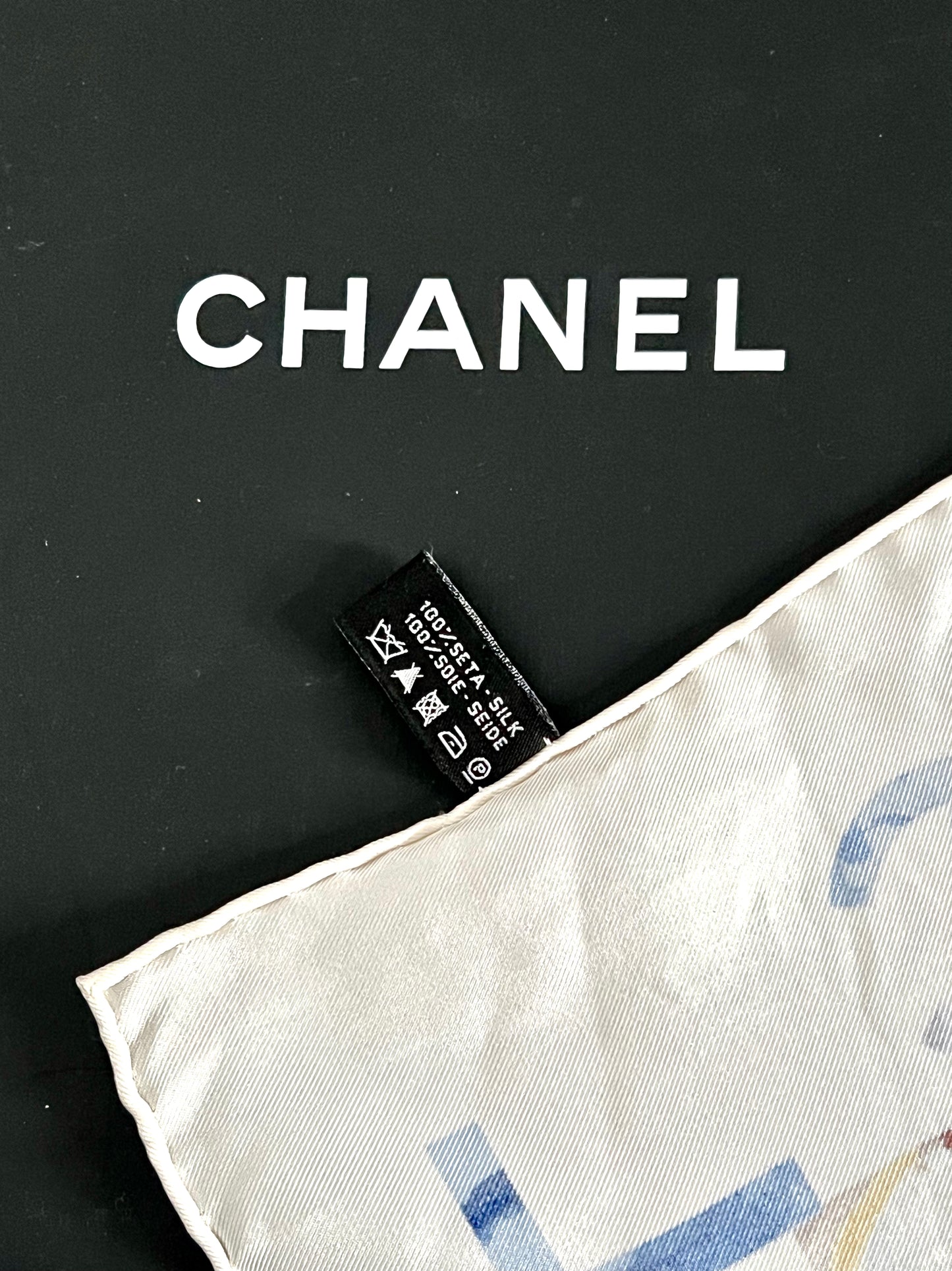 Pañuelo de seda de @Chanel