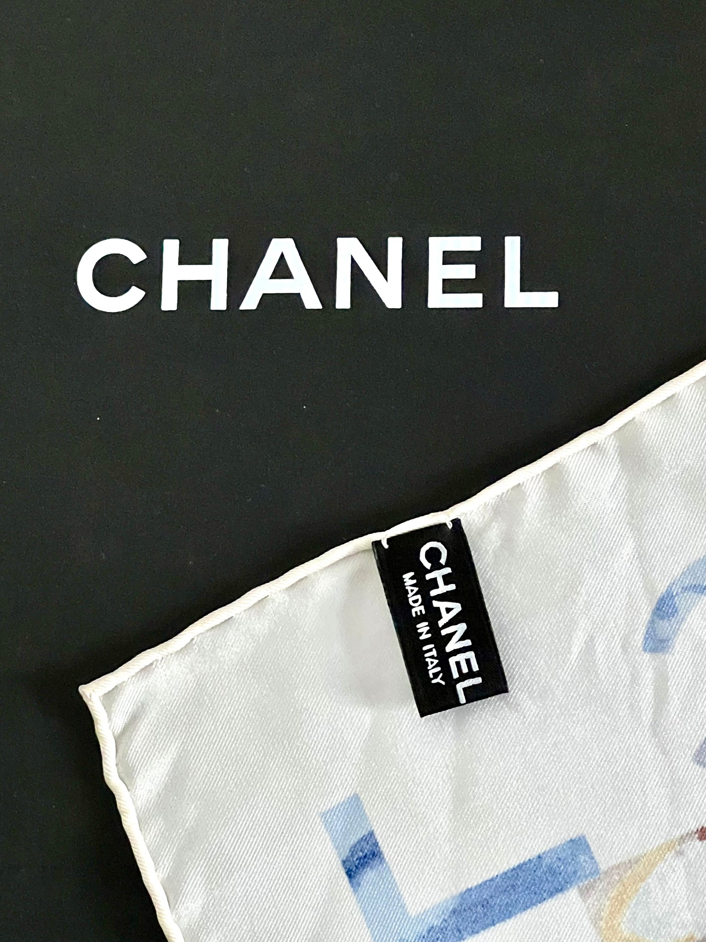 Pañuelo de seda de @Chanel