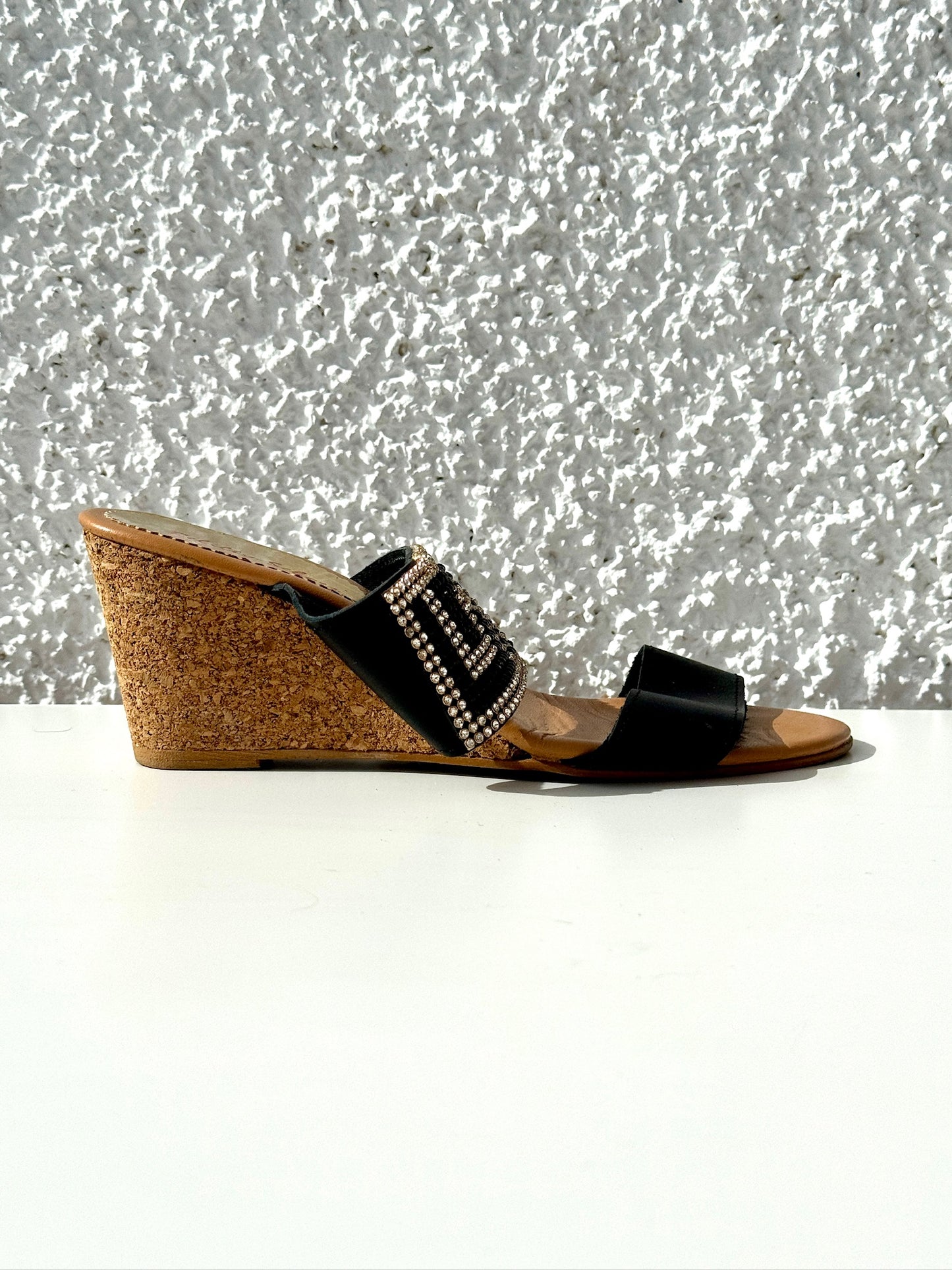 Cuña de corcho con detalle negro y dorado de @belityshoes