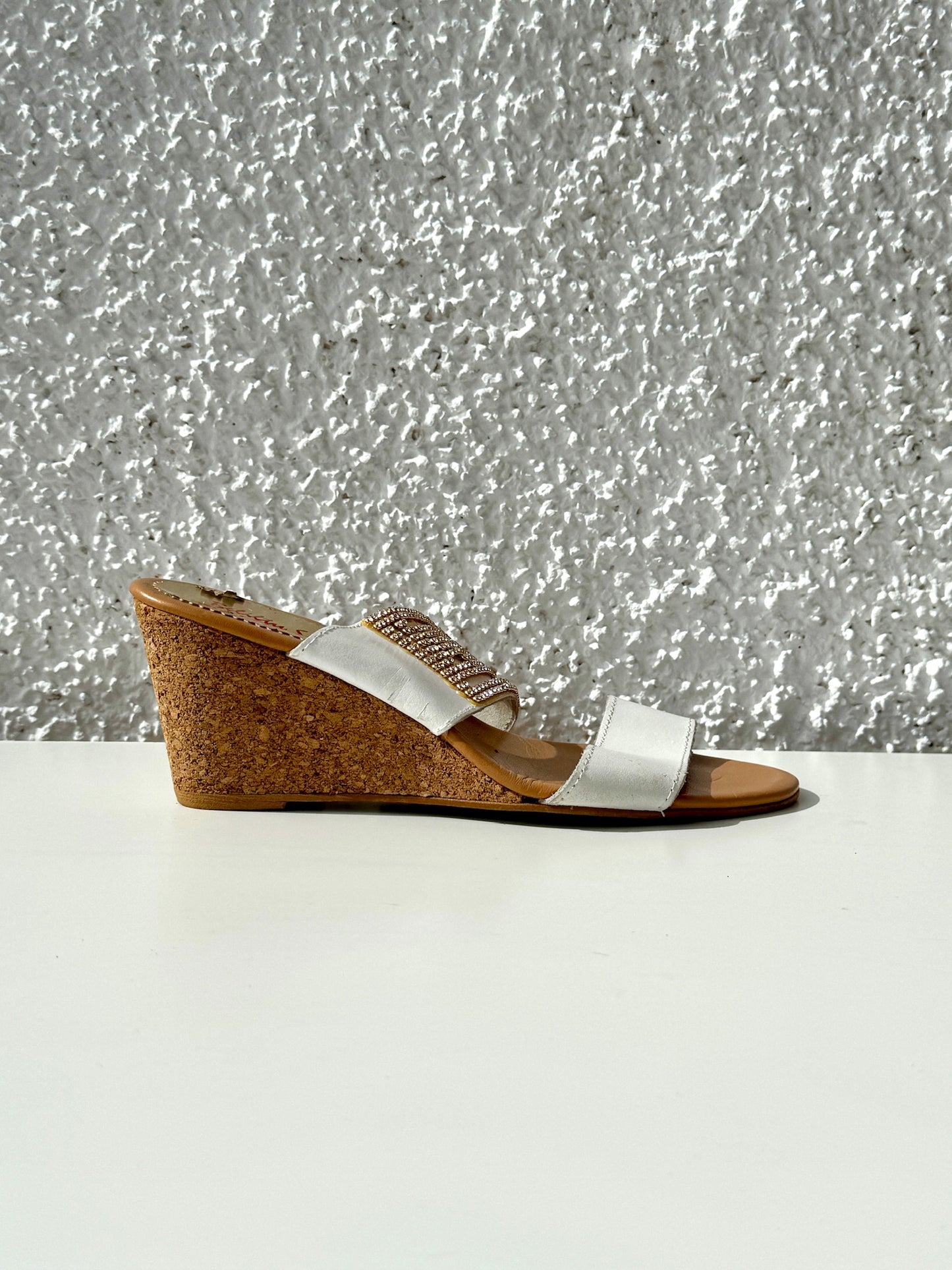 Cuña de corcho con detalle blanco y dorado de @belityshoes