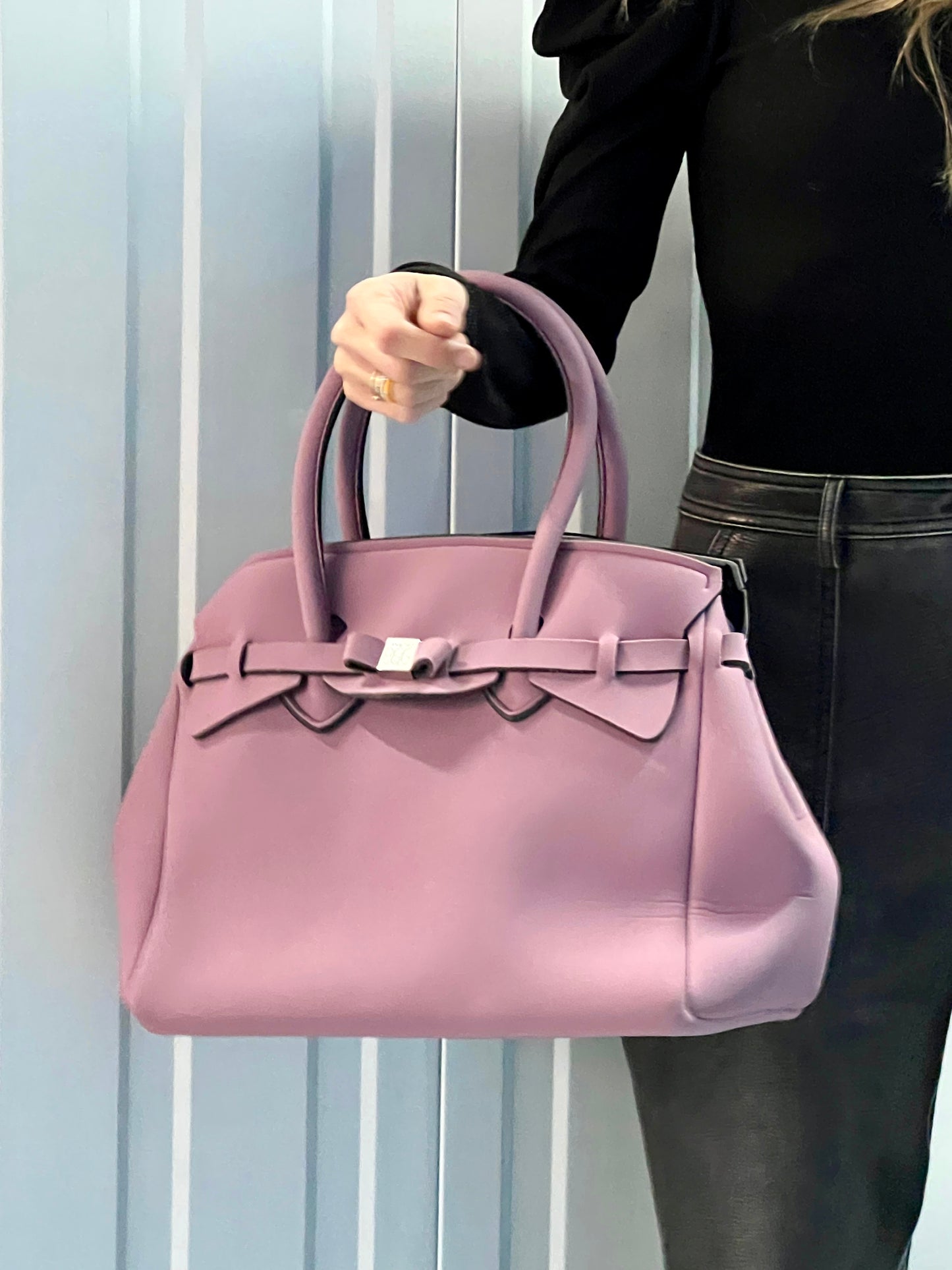 Bolso morado de @italia