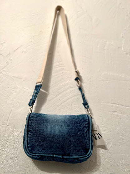 Bolso pequeño vaquero de @zara