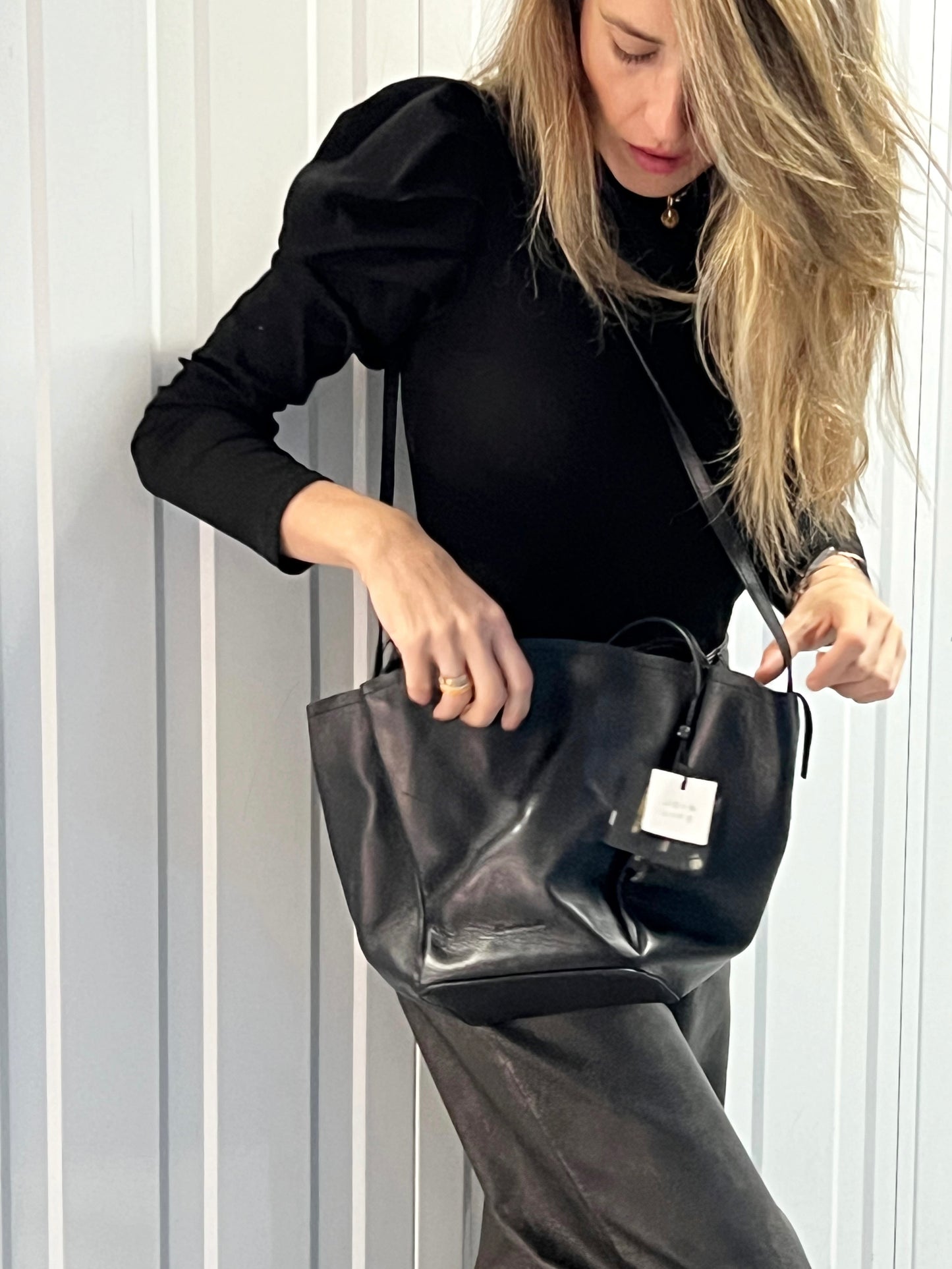 Bolso negro de @massimodutti