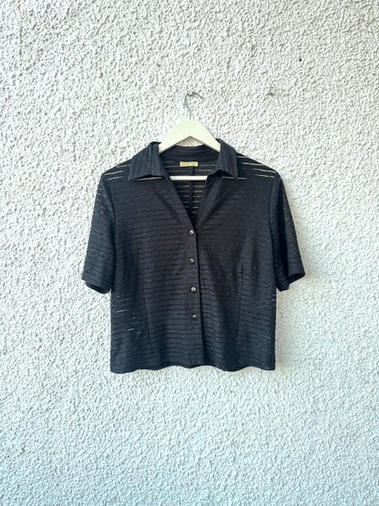 Camisa negra manga corta de @newsakswoman