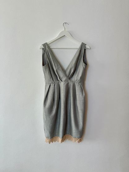 Vestido gris corto con encaje