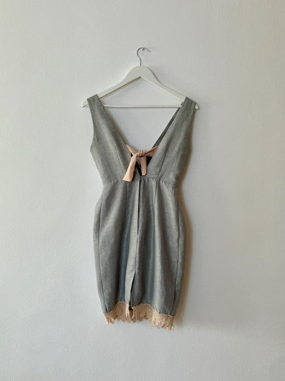 Vestido gris corto con encaje