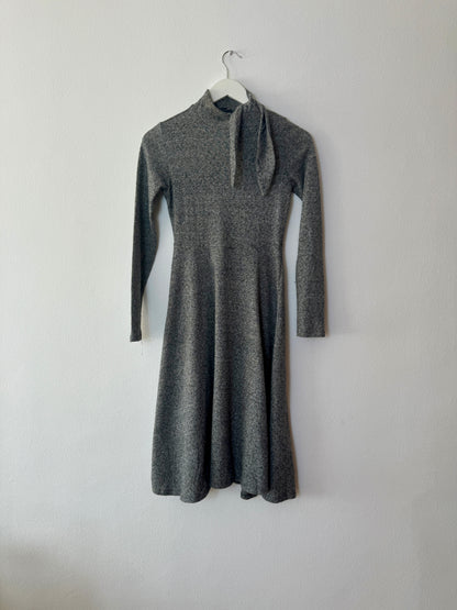 Vestido gris midi de @zara