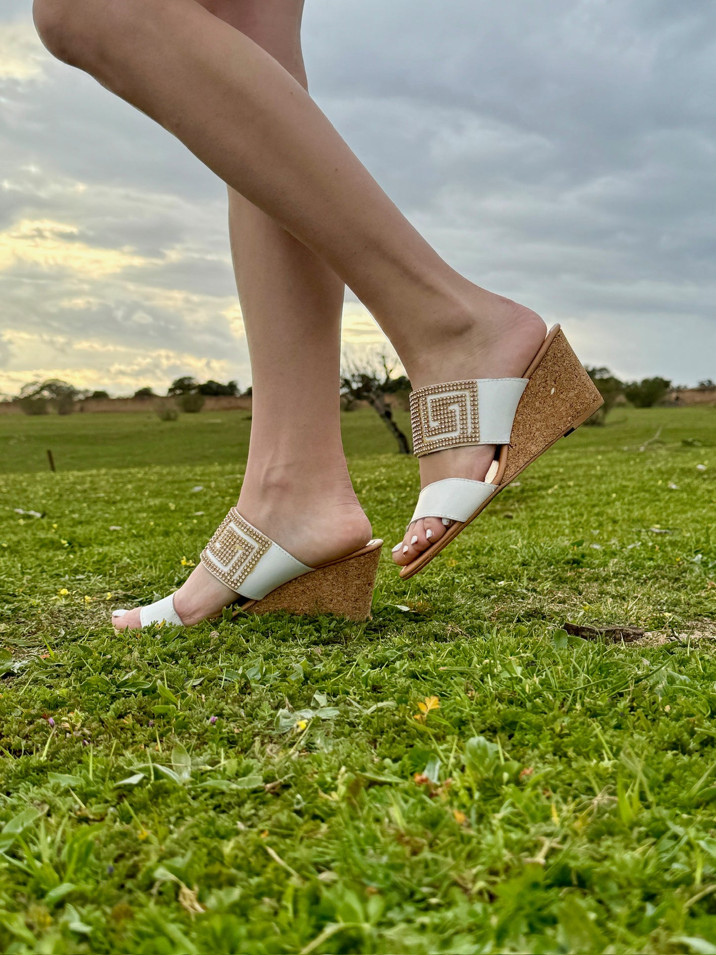 Cuña de corcho con detalle blanco y dorado de @belityshoes