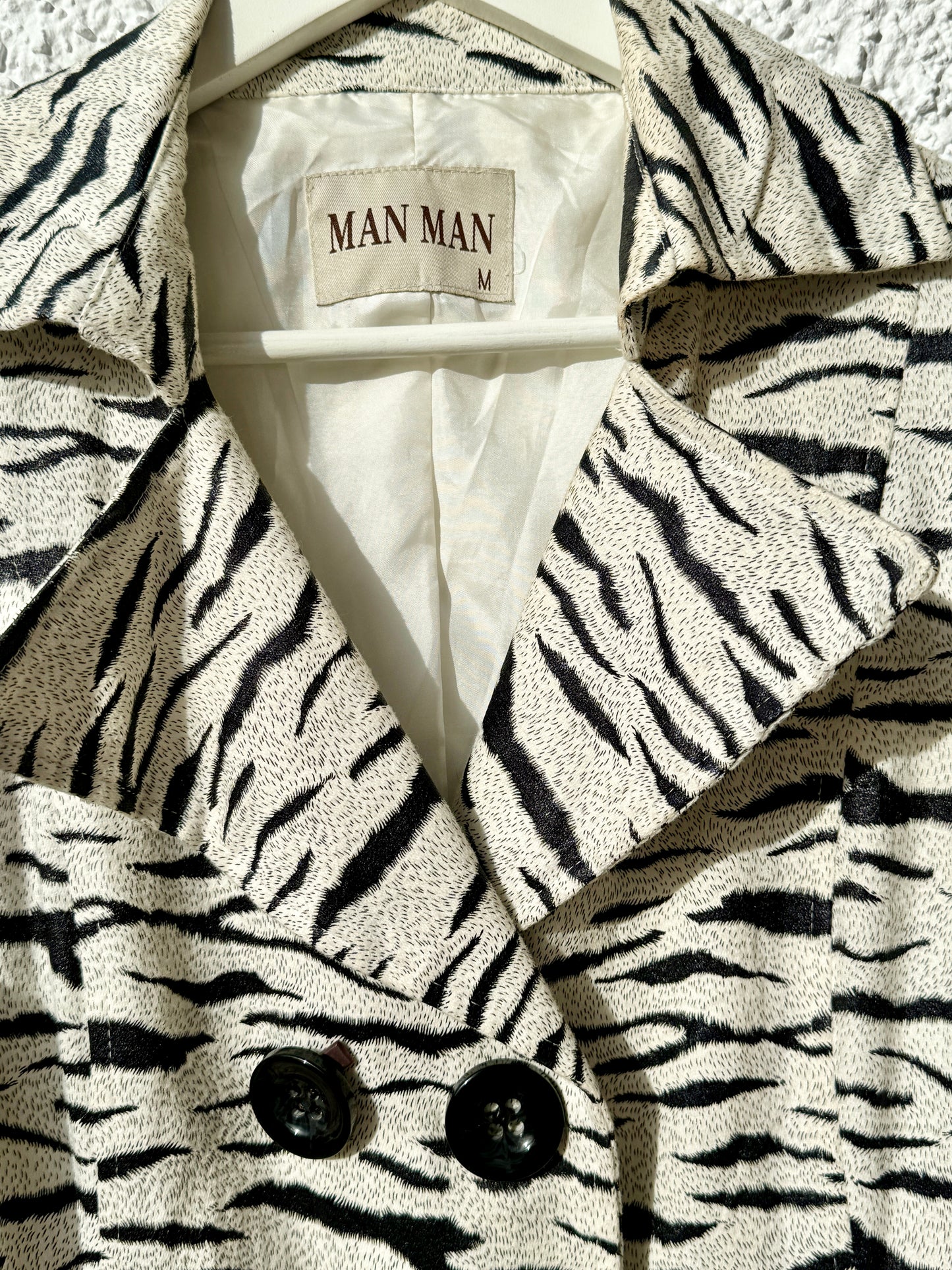 Abrigo estampado de cebra de @manman