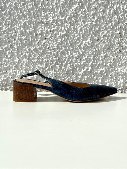 Zapato de salón azul de @gloriaortiz