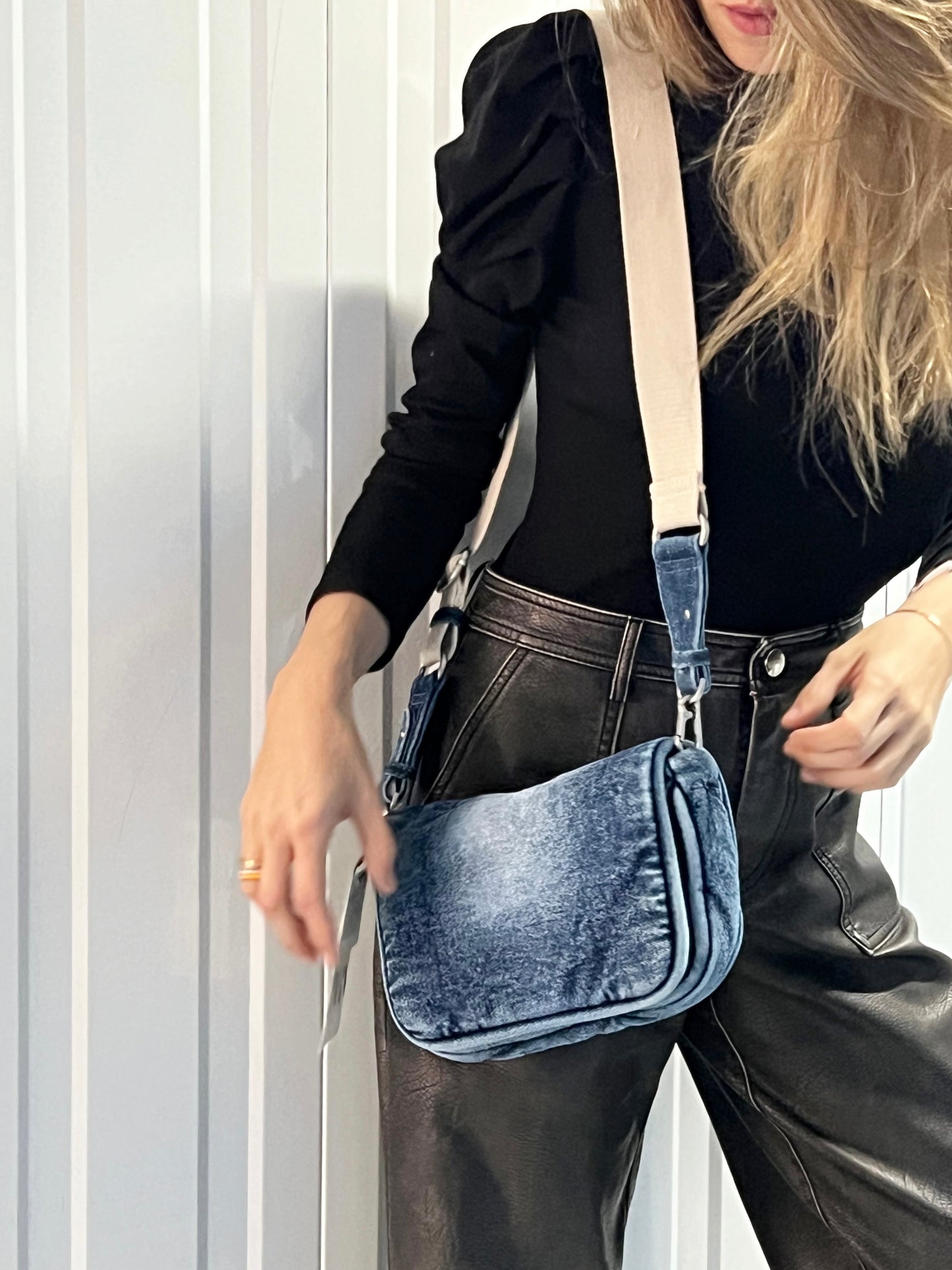 Bolso pequeño vaquero de @zara